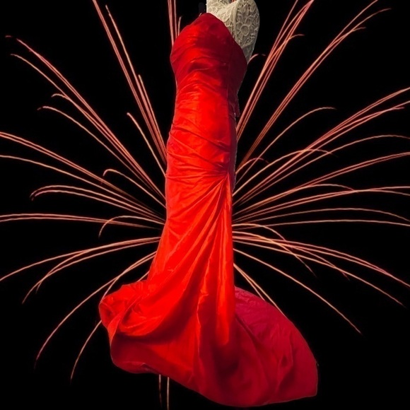ELEGANT SZ 4 custom made Red strapless evening gown - Picture 3 of 15